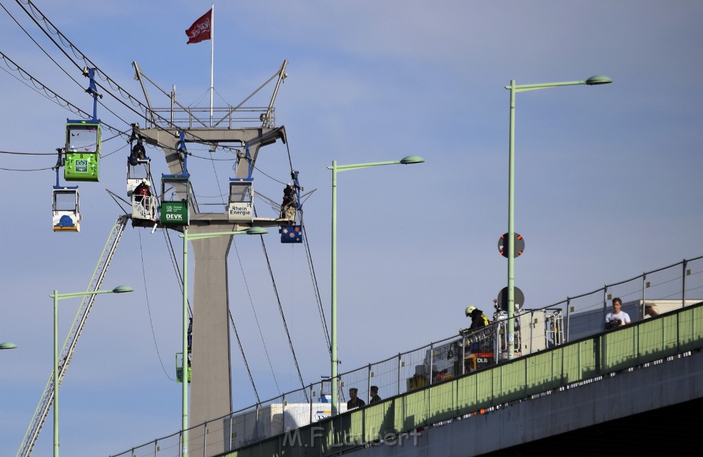 Koelner Seilbahn Gondel blieb haengen Koeln Linksrheinisch P611.JPG - Miklos Laubert